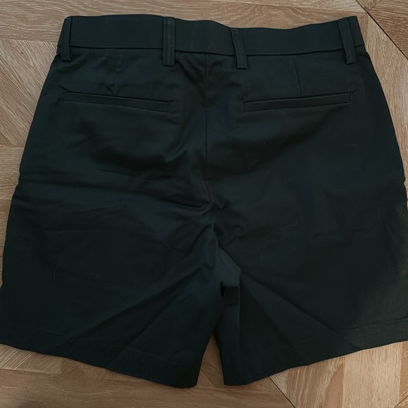Banana Republic Core Temp shorts in dark green men’s size 31 with 7” inseam - Picture 4 of 4